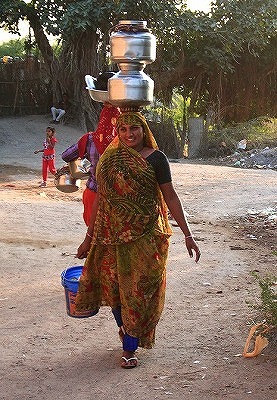 水汲み女性１